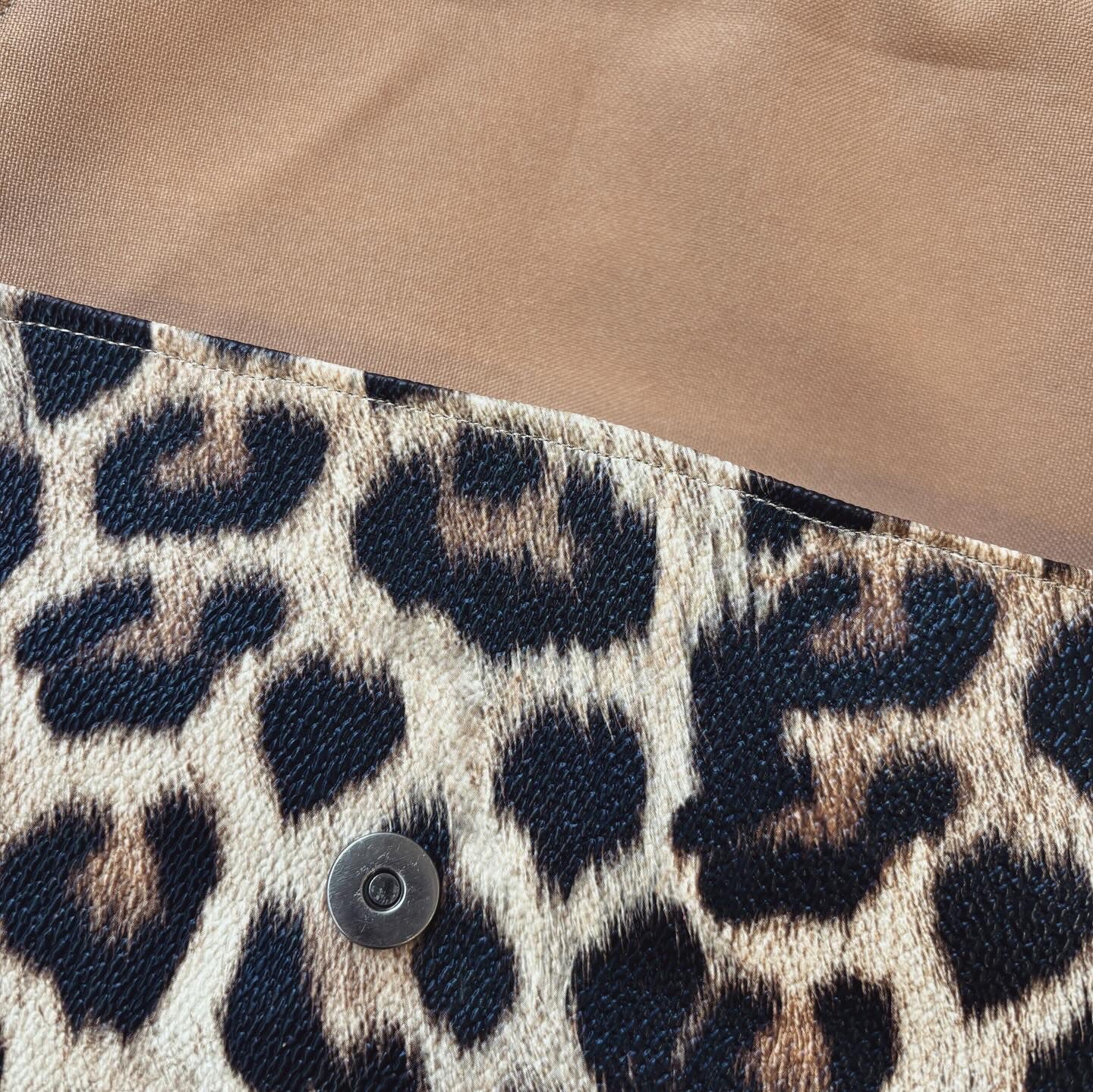 Pochette plate simili cuir guépard