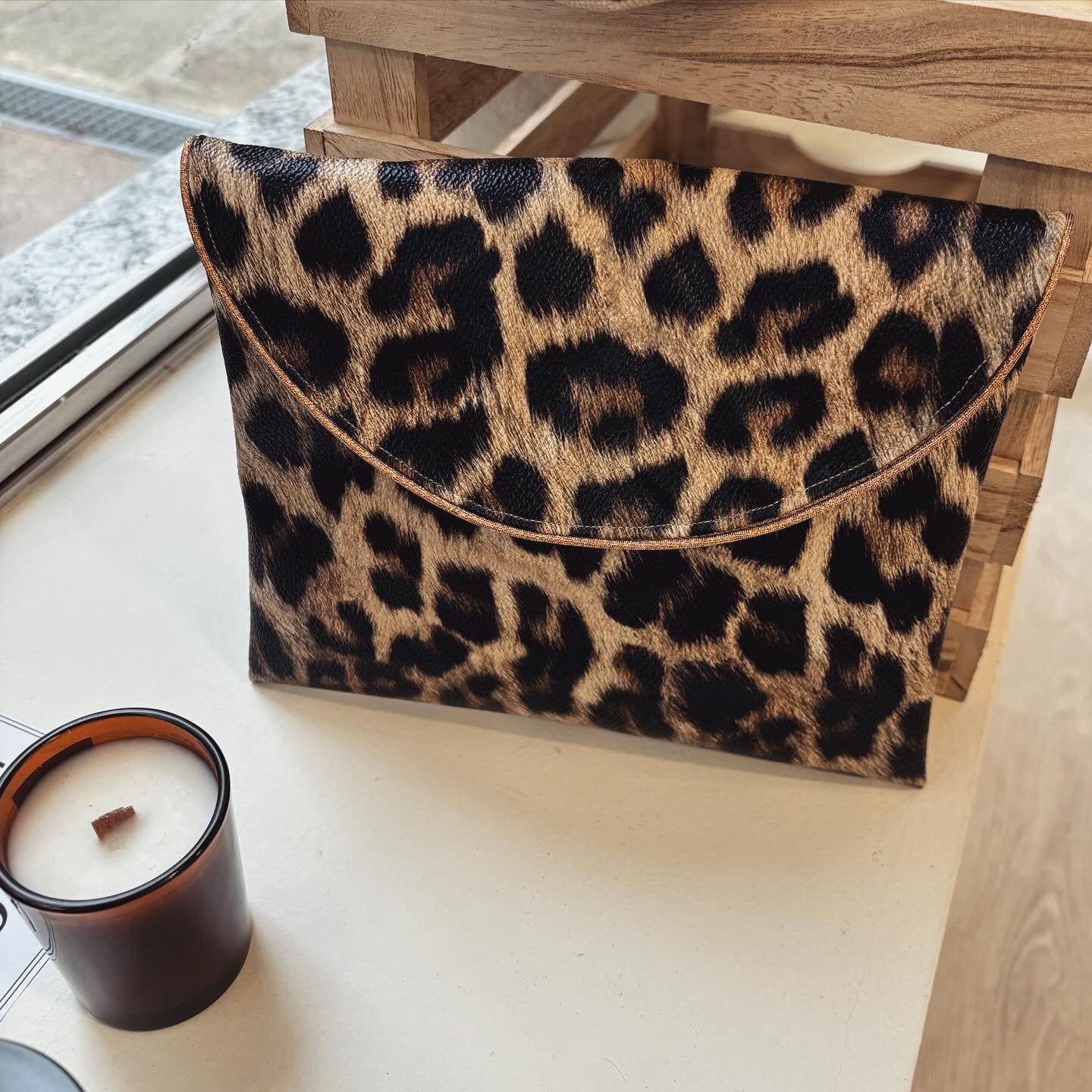 Pochette plate simili cuir guépard