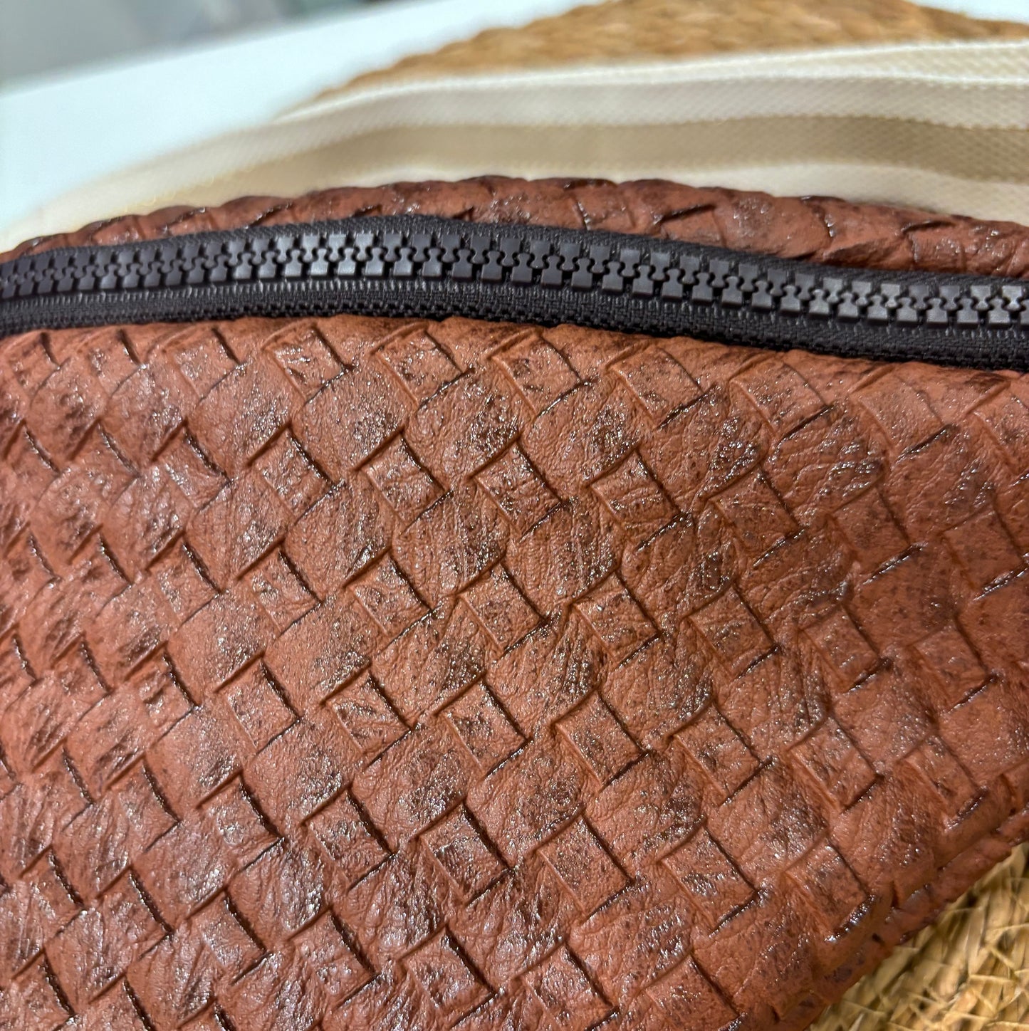 Sac banane simili cuir tressé marron