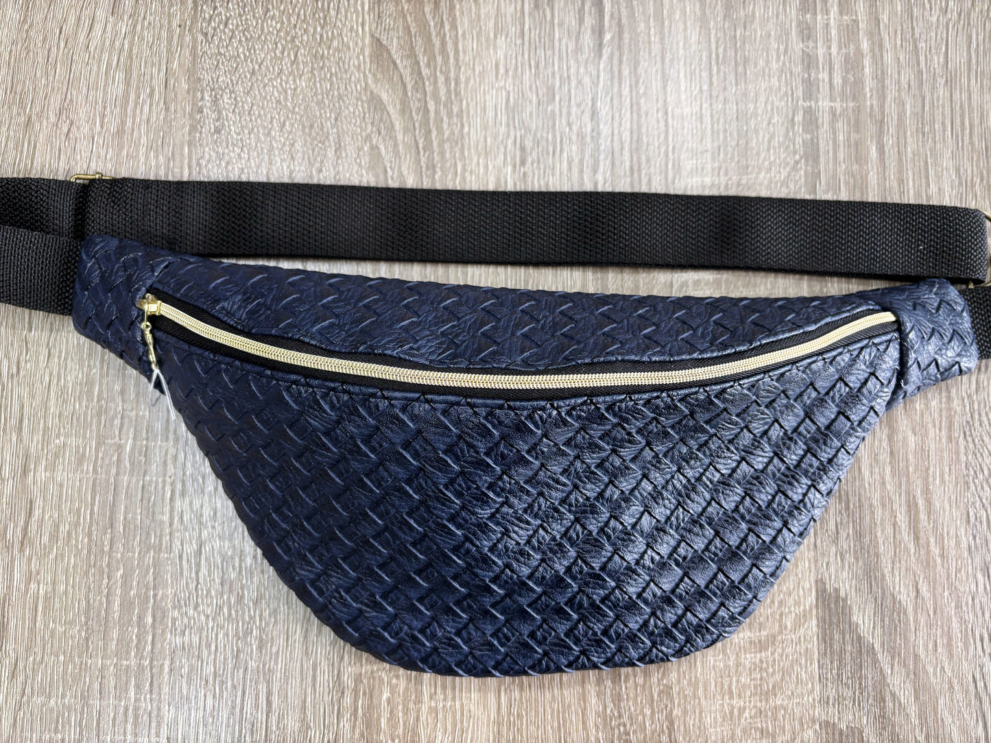 Sac banane en cuir tressé  : l'accessoire tendance et intemporel