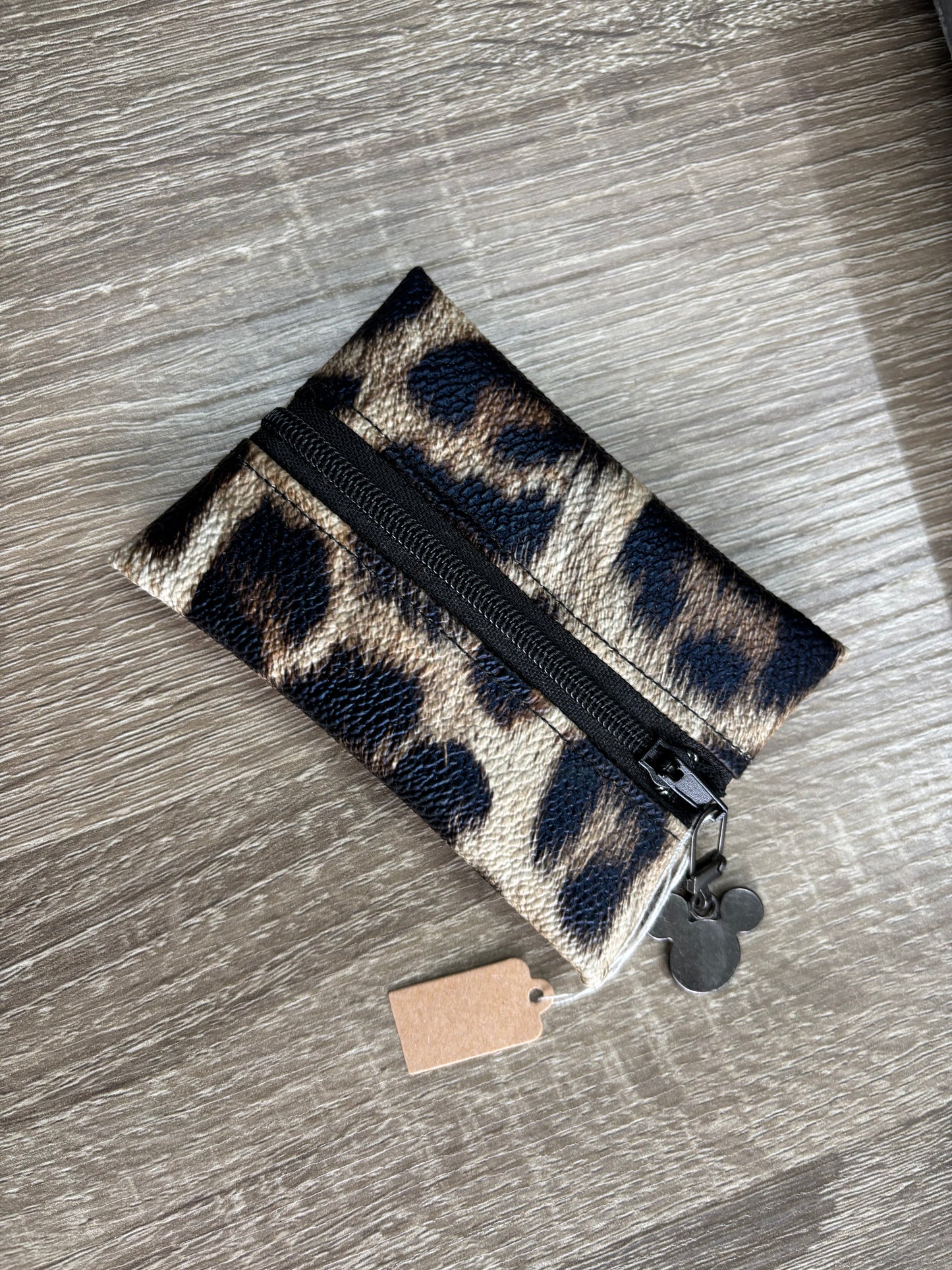 Monedero plano de leopardo hecho a mano: mini, práctico y moderno