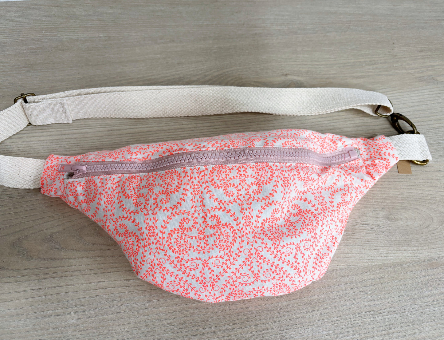 Sac banane en coton  Flashy pink  : tendance et éthique