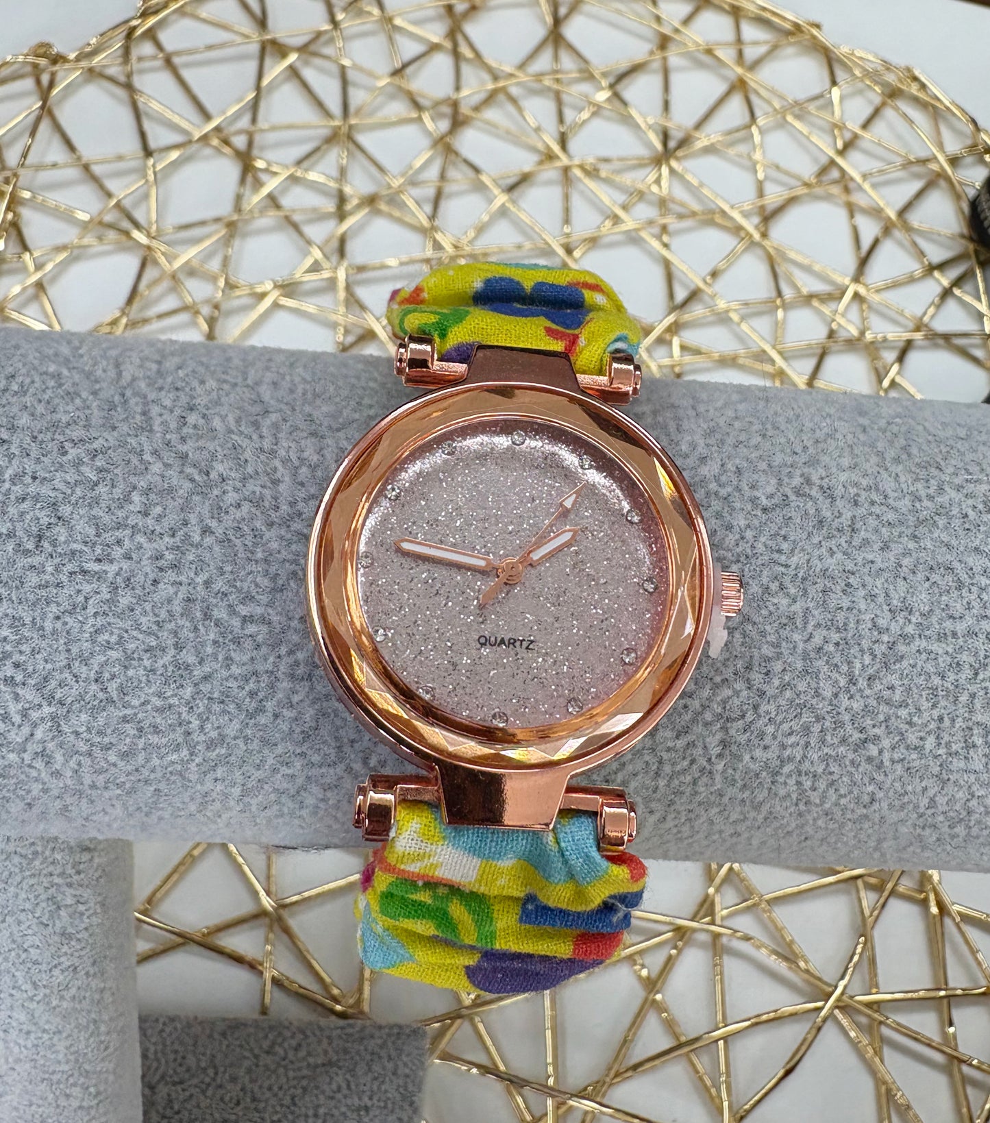 Reloj con pulsera de tejido elástico.