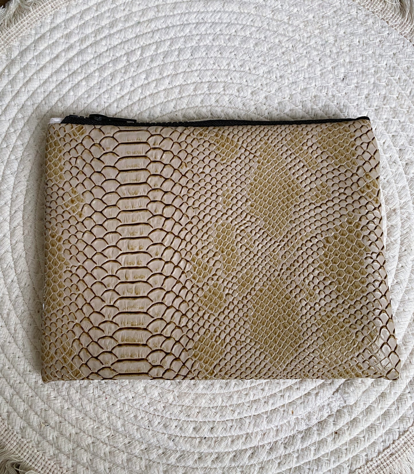 Pochette plate simili cuir croco beige