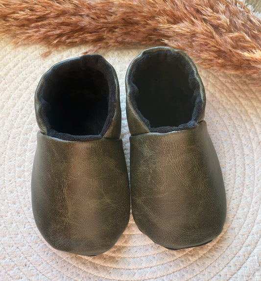 Chaussons fourrés polaire simili cuir Kaki